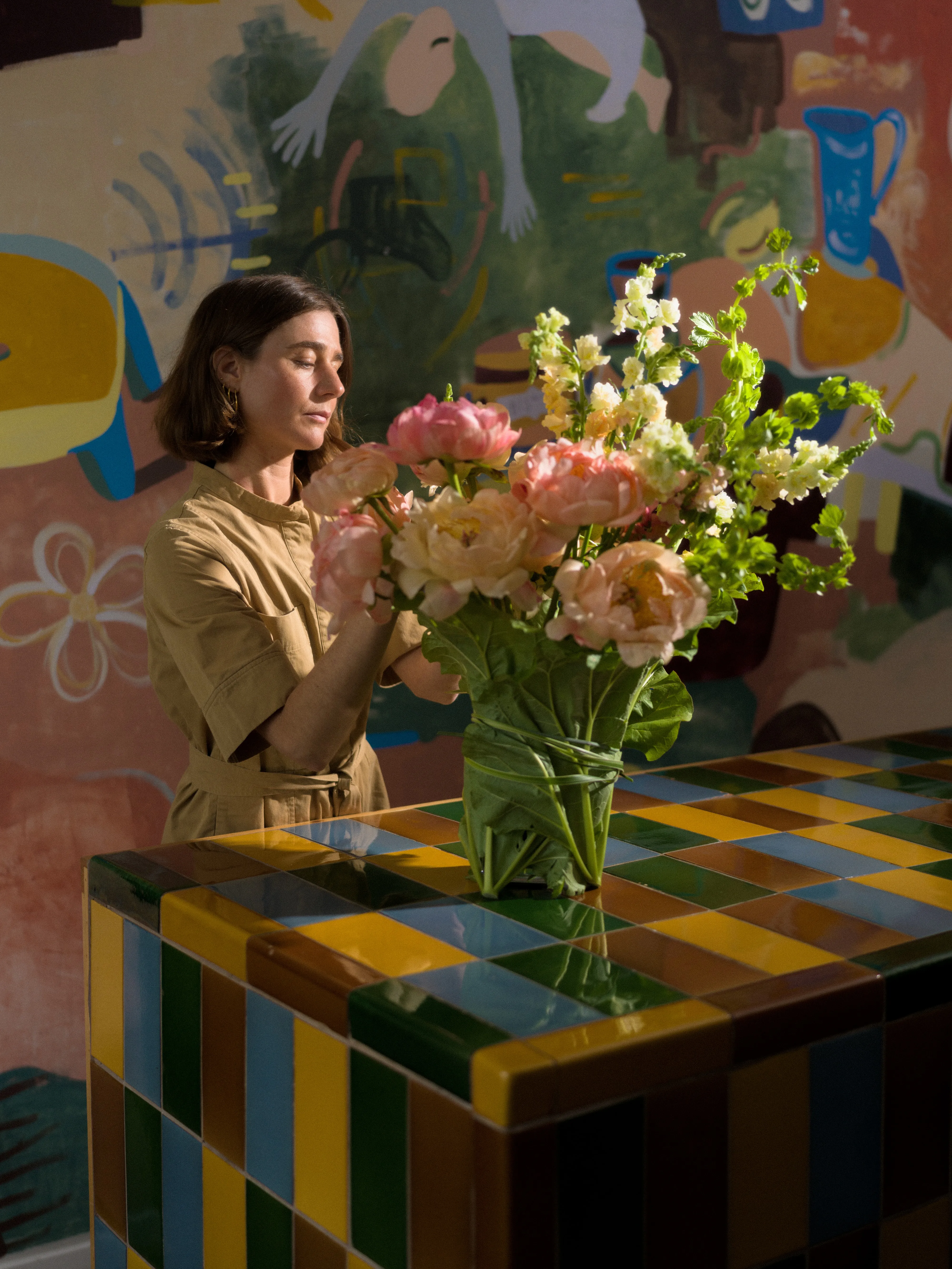 Maria arrangerar pioner vid färgglatt bord